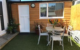 Flat Rocks, With Parking, 100M From Beach